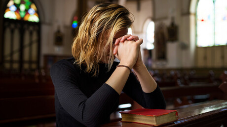 Influenciador sexualiza fotos de mulheres evangélicas com IA no Brasil; entenda o caso