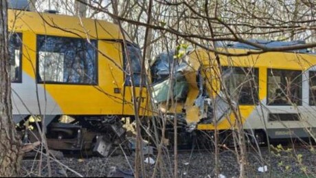 FOTOS: Dois trens colidem de frente ao norte de Copenhague e deixam feridos na Dinamarca