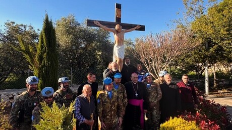 VÍDEO: Novo crucifixo é colocado no Líbano para substituir símbolo destruído por soldado israelense