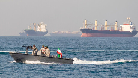 Irã recebe primeiro pagamento de pedágio por passagem pelo Estreito de Ormuz