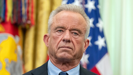 Secretário de Saúde dos EUA tenta defender cálculos de Trump e prova que não consegue fazer simples proporção