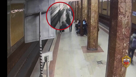 VÍDEO: Distraído com celular, homem cai em trilhos no momento da passagem de trem em Moscou