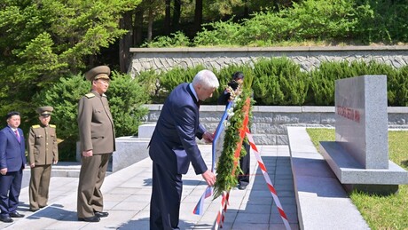 Ministro do Interior da Rússia visita memoriais aos soldados soviéticos na RPDC