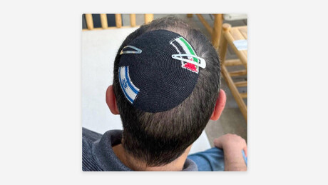 Polícia de Israel detém judeu por usar quipá com bandeira palestina e devolve peça arruinada