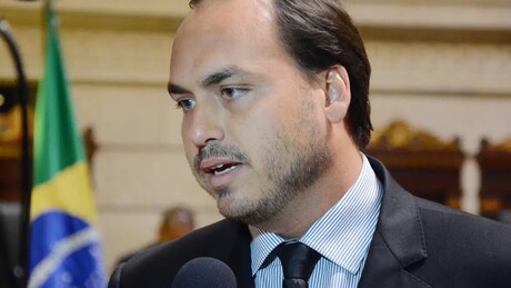 Carlos Bolsonaro ataca Moraes e o chama de "ministro médico" ao falar de cirurgia do pai