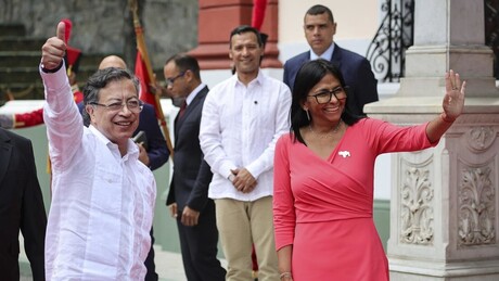 Petro anuncia exportação de energia elétrica limpa da Colômbia para a Venezuela