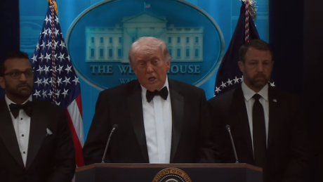 Trump dá detalhes sobre o atirador durante jantar de correspondentes em Washington