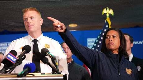 'Espingarda, pistola e várias facas': Polícia dá detalhes sobre o atirador em evento com Trump