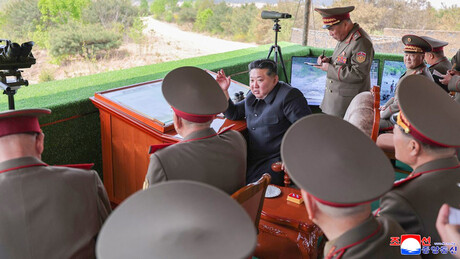 FOTOS: Kim Jong-un supervisiona concurso de artilharia durante aniversário do Exército norte-coreano