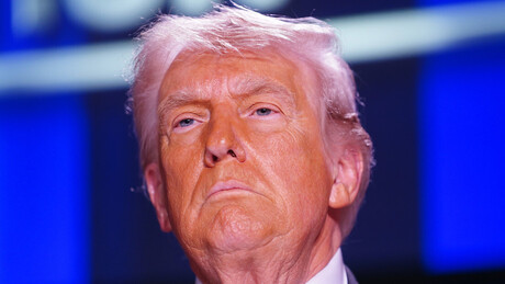 Trump nega ser 'pedófilo' e ataca jornalista durante entrevista sobre tiroteio