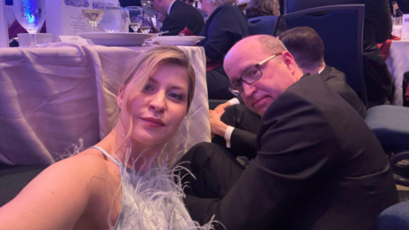 Jornalista acusa embaixadora ucraniana de se aproveitar de tiroteio em jantar com Trump para se autopromover