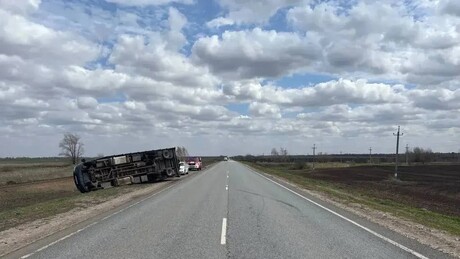 VÍDEO CHOCANTE: Vento forte faz caminhão tombar em rodovia na Rússia