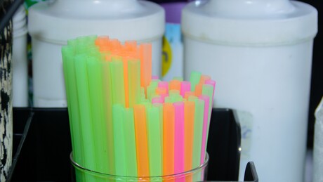 Jovem será julgado por lamber canudo