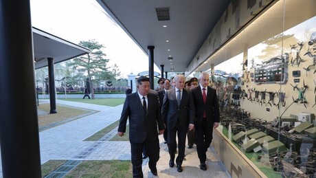 Ministro da Defesa da Rússia e Kim Jong-un inspecionam equipamento militar destruído da OTAN