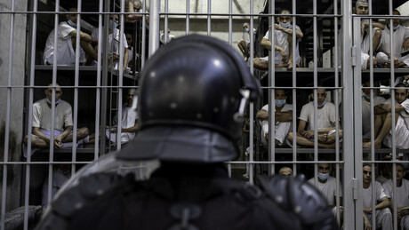 País da América Latina adota prisão perpétua para menores a partir dos 12 anos