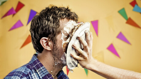 Aniversariante mata a tiros três convidados por passarem bolo em seu rosto