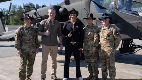 Astro de rock passeia de helicóptero militar com chefe do Pentágono