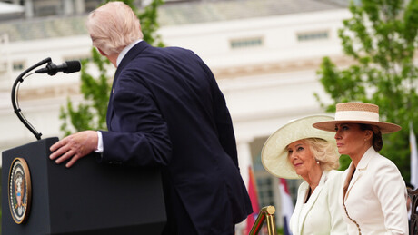 'Querida, me desculpe': Trump brinca que casamento com Melania não durará tanto quanto o de seus pais