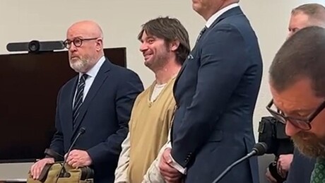 Homem ri diante de juiz ao se declarar culpado pelo brutal assassinato do filho e da companheira