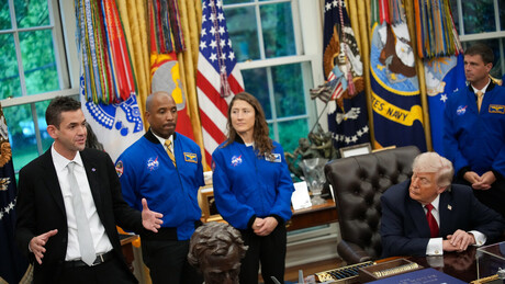 VÍDEO: Trump zomba do diretor da NASA com piada sobre orelhas
