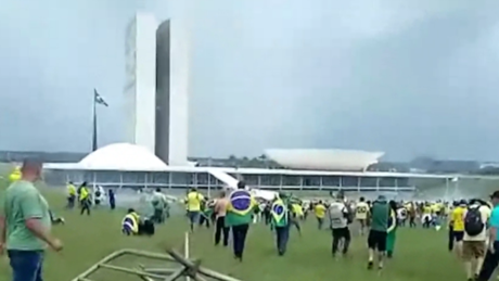 Congresso derruba veto de Lula, beneficiando Bolsonaro e réus do 8 de Janeiro