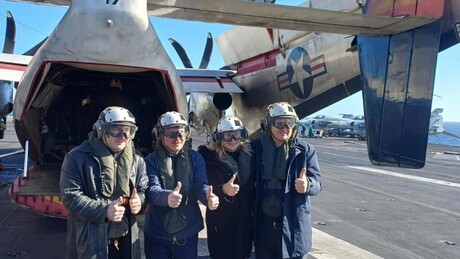Milei sobe a bordo do porta-aviões USS Nimitz e participa de exercícios navais com os EUA