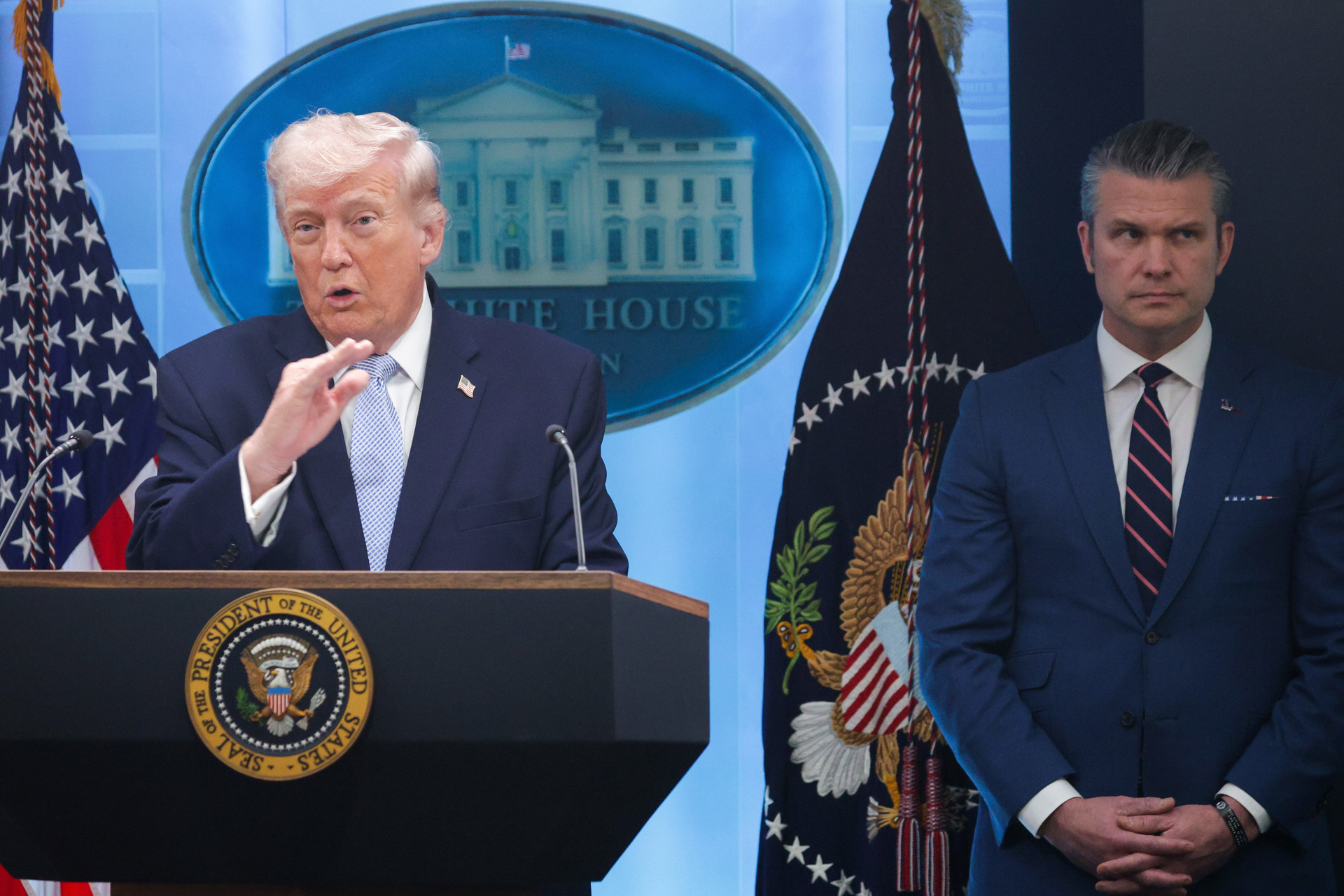 Senador afirma que Hegseth e Trump são 'as pessoas mais incompetentes' para segurança dos EUA