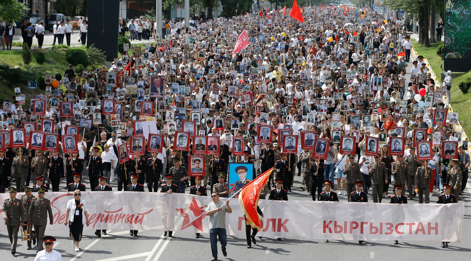 Mais de 30 mil pessoas participam da Marcha do Regimento Imortal no Quirguistão