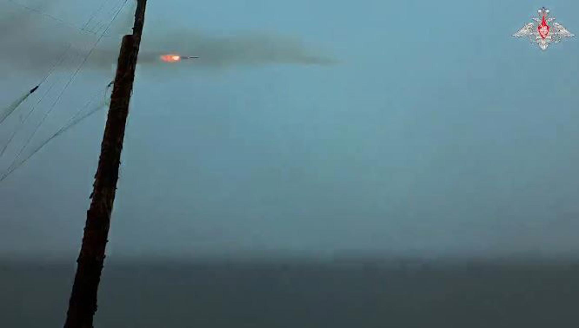 VÍDEO: Exército russo lança chuva de foguetes contra inimigo
