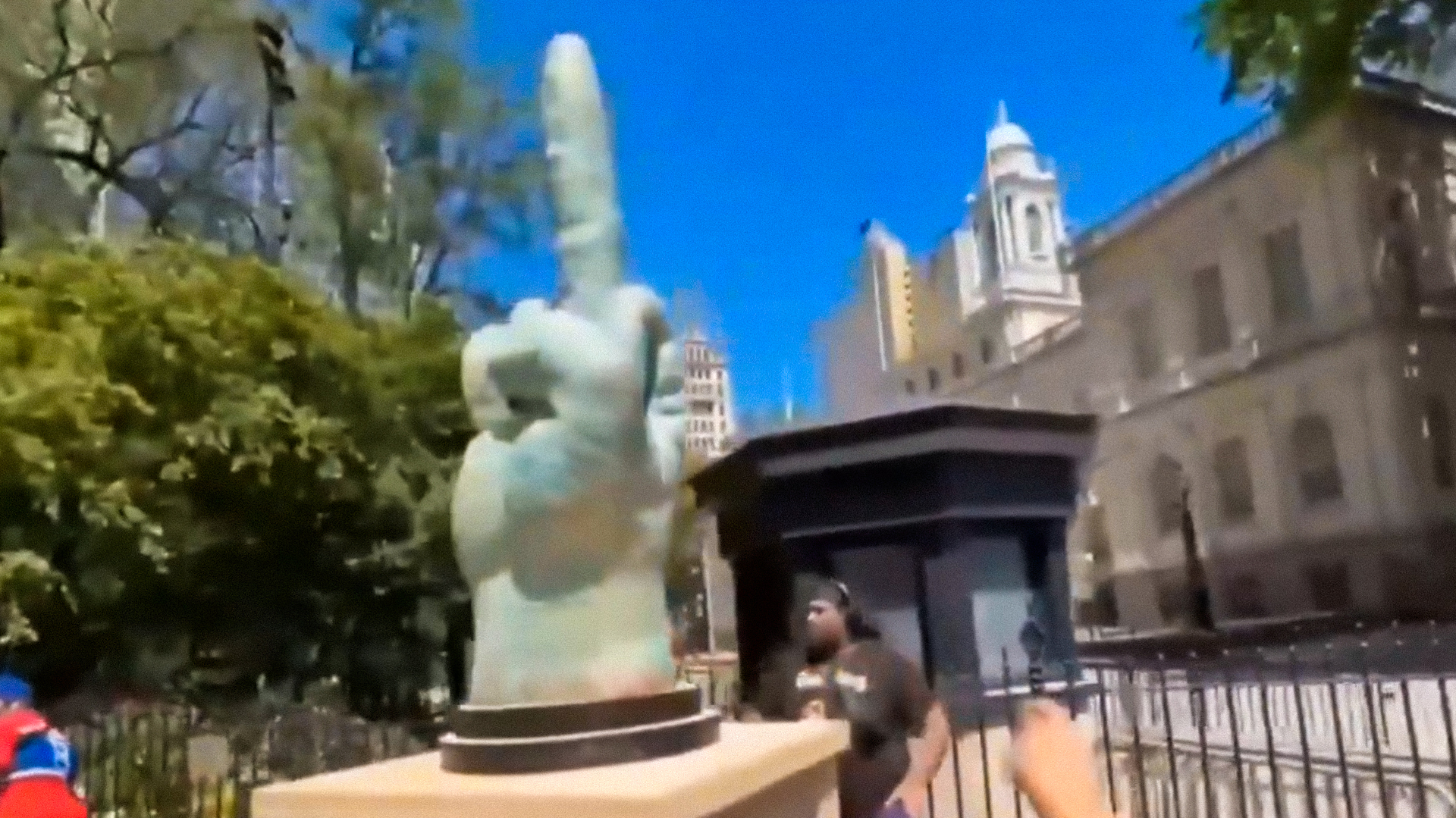VÍDEOS: 'Presente' para o prefeito 'comunista'  — a estátua do 'dedo do meio' aparece em Nova Uork