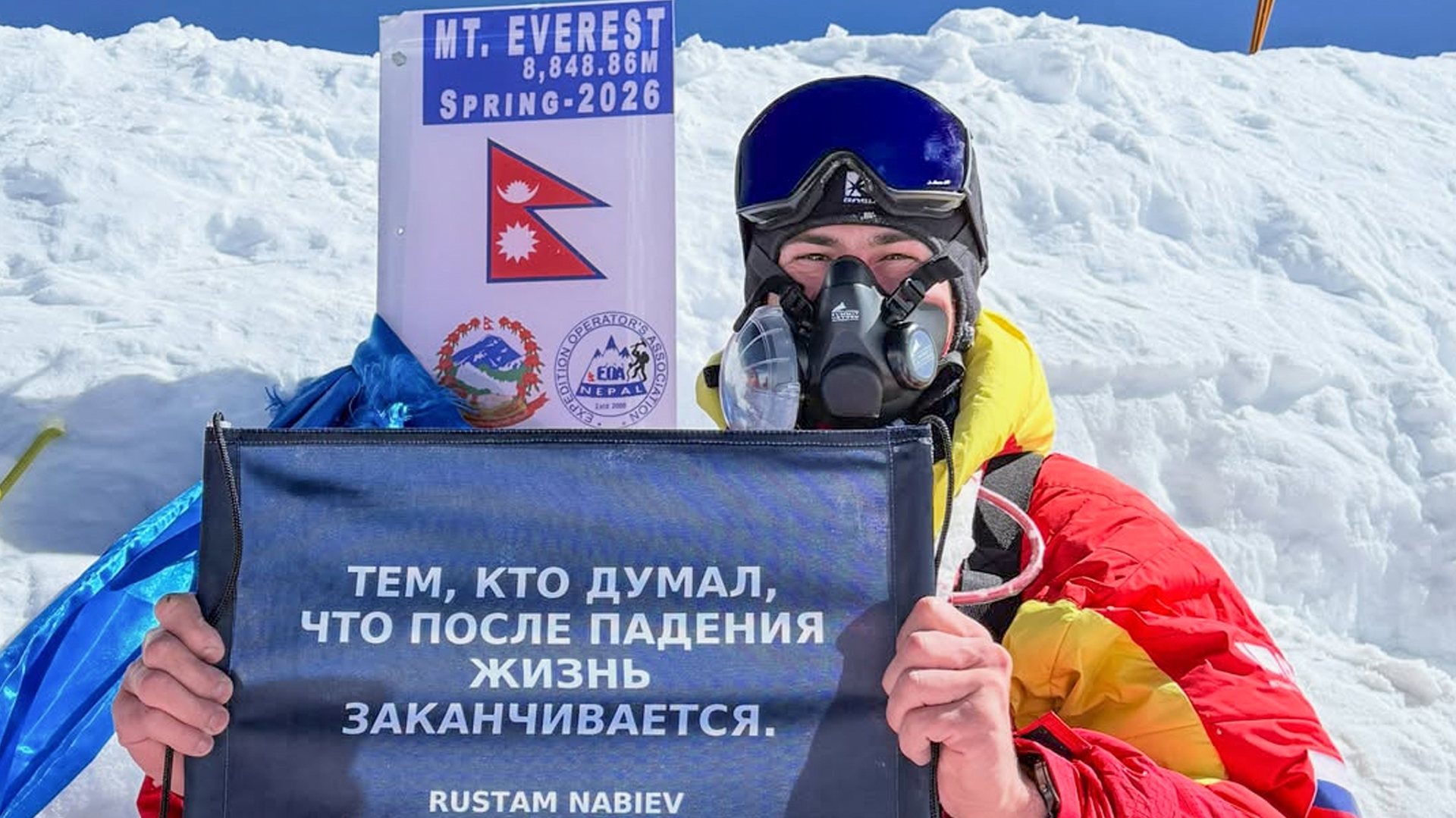 Feito histórico: russo que perdeu as pernas escala Everest com força dos braços
