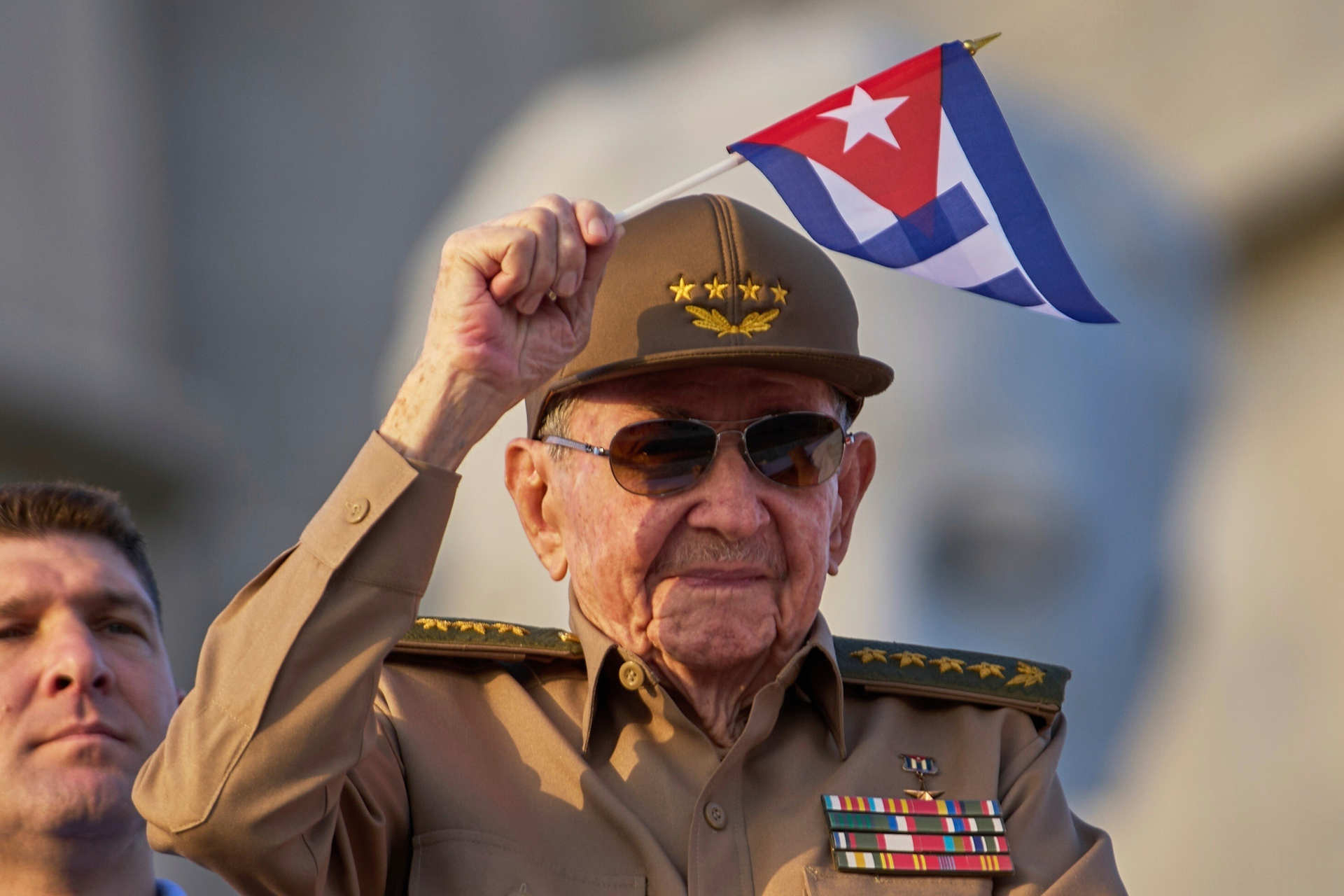 Milhares se reúnem em Havana em apoio ao líder cubano Raúl Castro
