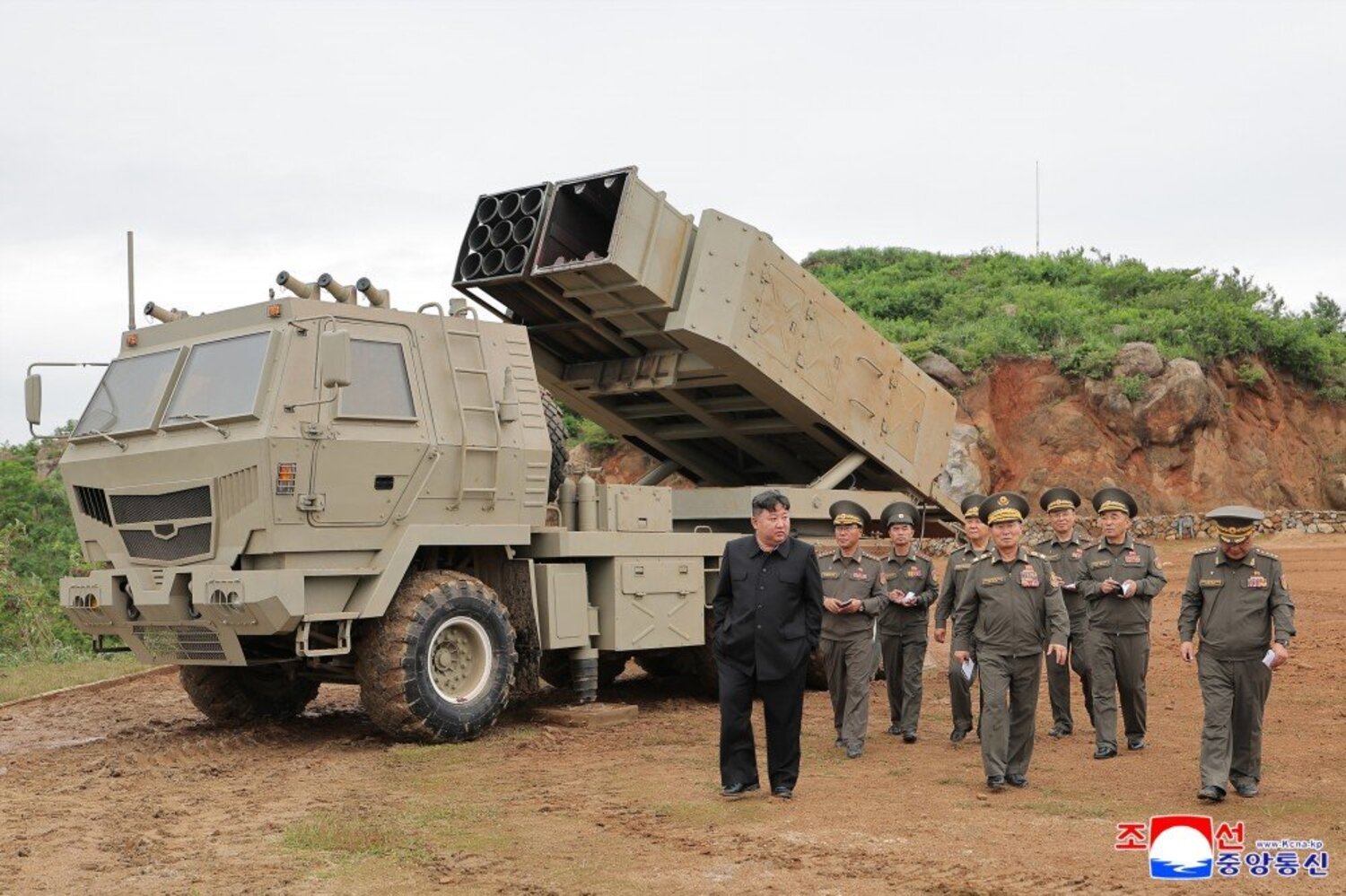 FOTOS: Kim Jong-un supervisiona teste de míssil de cruzeiro guiado por IA