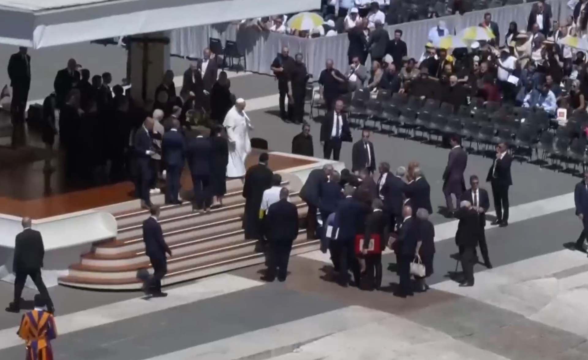 VÍDEO: Papa Leão XIV interrompe audiência para socorrer um homem