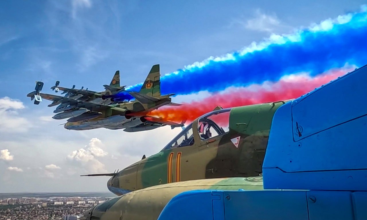 VÍDEO: Bandeira russa tremulando e grande pompa — as boas-vindas de Putin no Cazaquistão