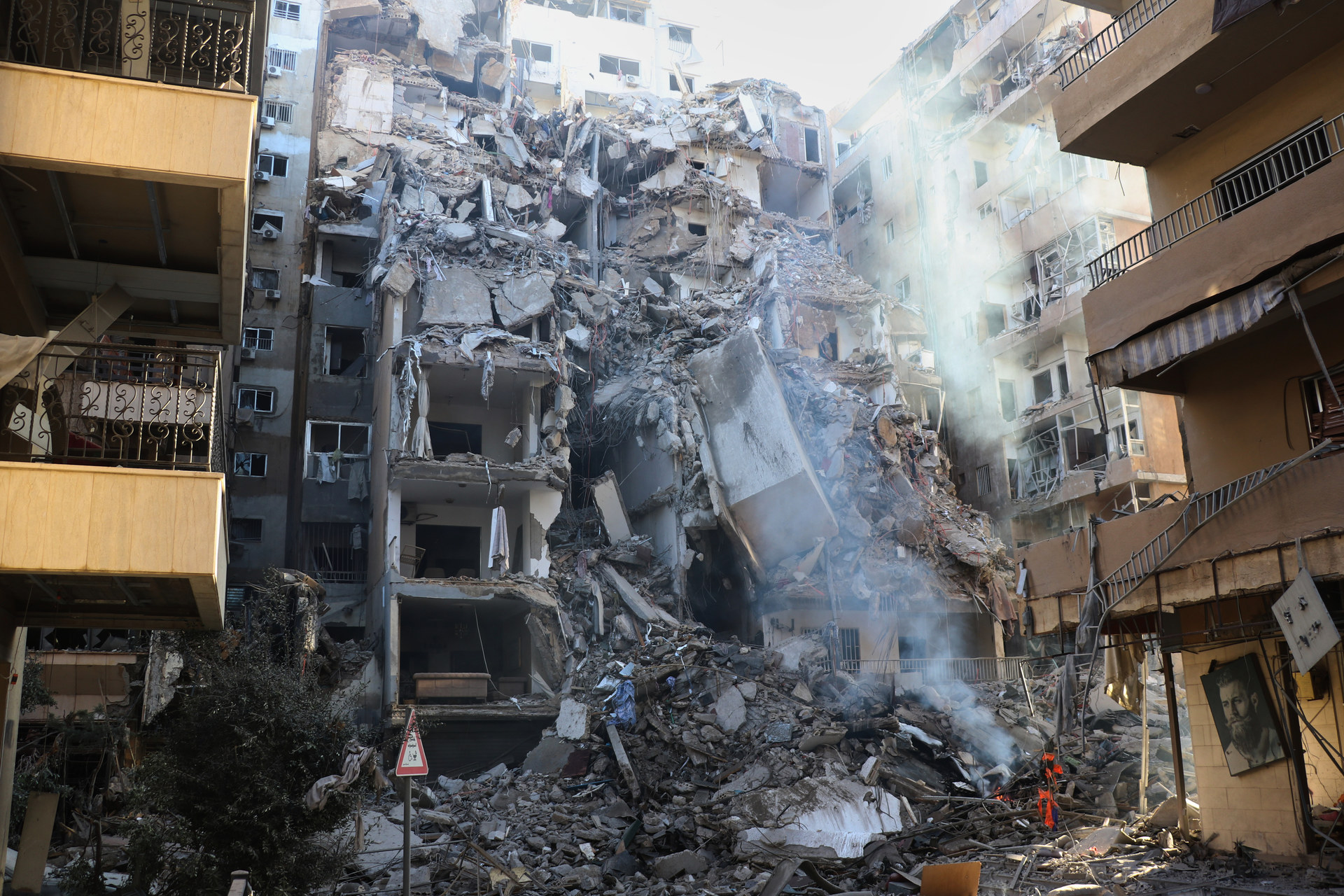 VÍDEOS: Israel volta a atacar Líbano com bombardeios massivos