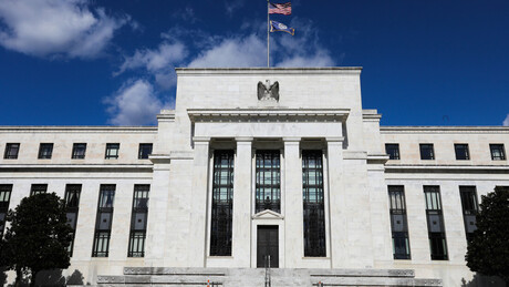 Dívida crescente e conflito com Irã elevam riscos para economia dos EUA - Fitch