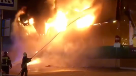 Incêndio de grandes proporções atinge shopping na Rússia