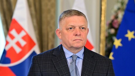 'Devo me envergonhar por depositar cravos vermelhos?': Fico defende visita a Moscou no Dia da Vitória