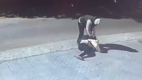 VÍDEO: Ladrão agride brutalmente e rouba menino de 12 anos que ia para escola