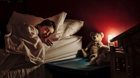 Perigo oculto de dormir com luz acesa
