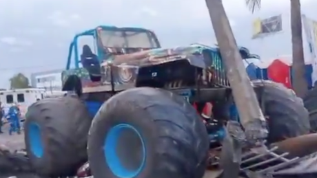 Imagens mostram momento em que 'monster truck' atinge multidão na Colômbia