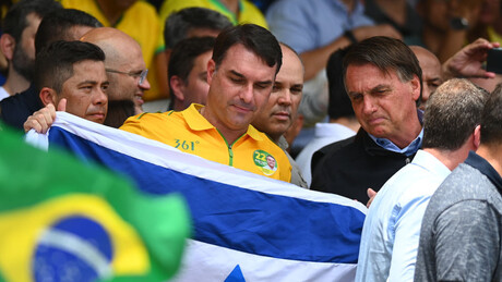 Flávio Bolsonaro critica Irã por ação militar contra instalação dos EAU
