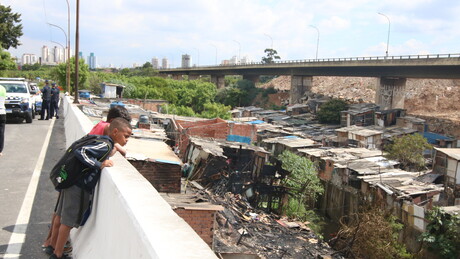 Incêndio atinge favela na Zona Leste de São Paulo
