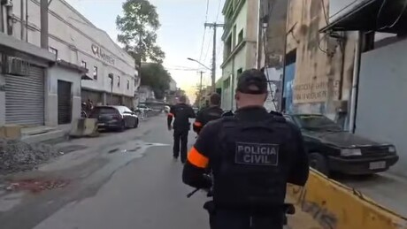Operação no Rio de Janeiro deixa um morto, 12 presos e resgata um macaco