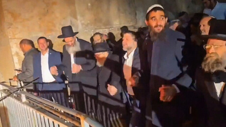 Ministro das Finanças de Israel dança em mesquita na Cisjordânia