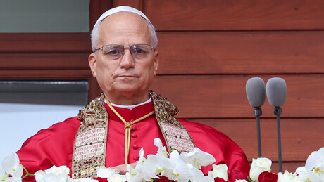 Funcionária de banco dos EUA bateu o telefone na cara do Papa Leão XIV