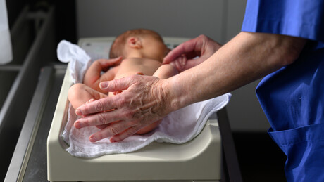 Procedimento inédito permite que bebê 'nasça duas vezes'