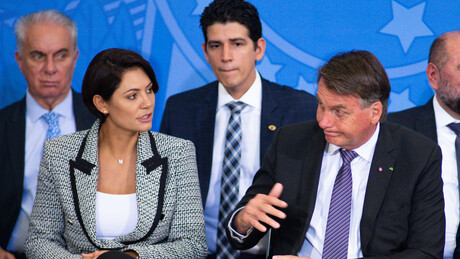 Michelle divulga mensagem emotiva após dar banho em Bolsonaro