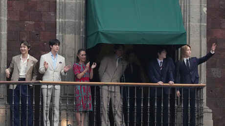 VÍDEOS: BTS leva fãs à loucura no México em visita ao Palácio presidencial
